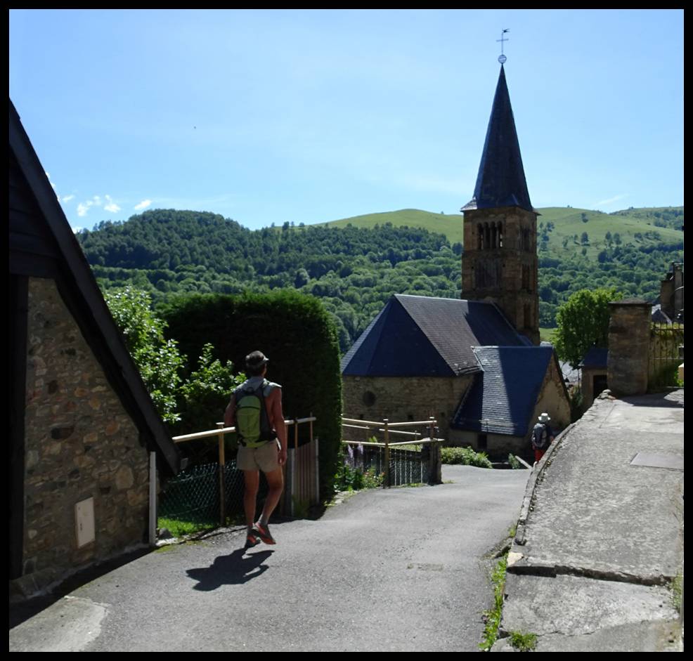DSC03634 Saccourvielle l'glise depuis le haut du village