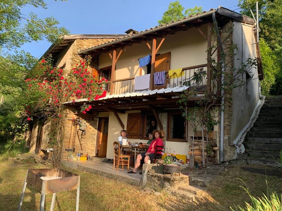Une image contenant extrieur, herbe, btiment, maison

Description gnre automatiquement